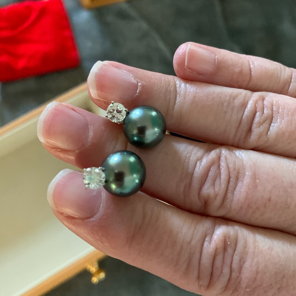9.5 MM Tahitian Black pearl .90carat stud earrings